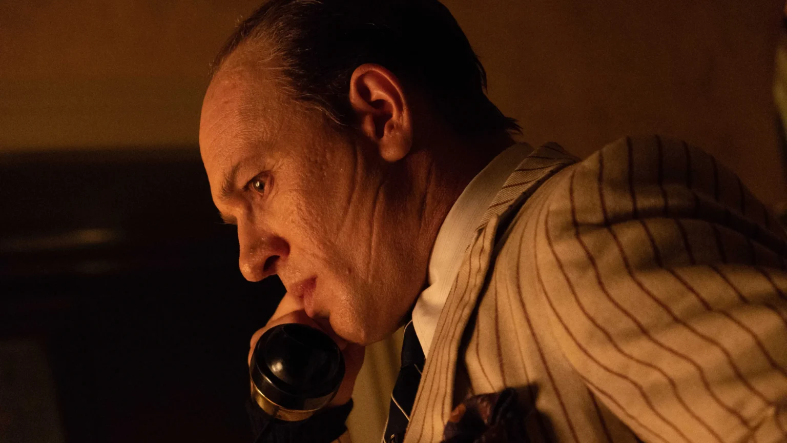 Tom Hardy brilha em “Capone”, drama gangster subestimado que deixa a Netflix em breve