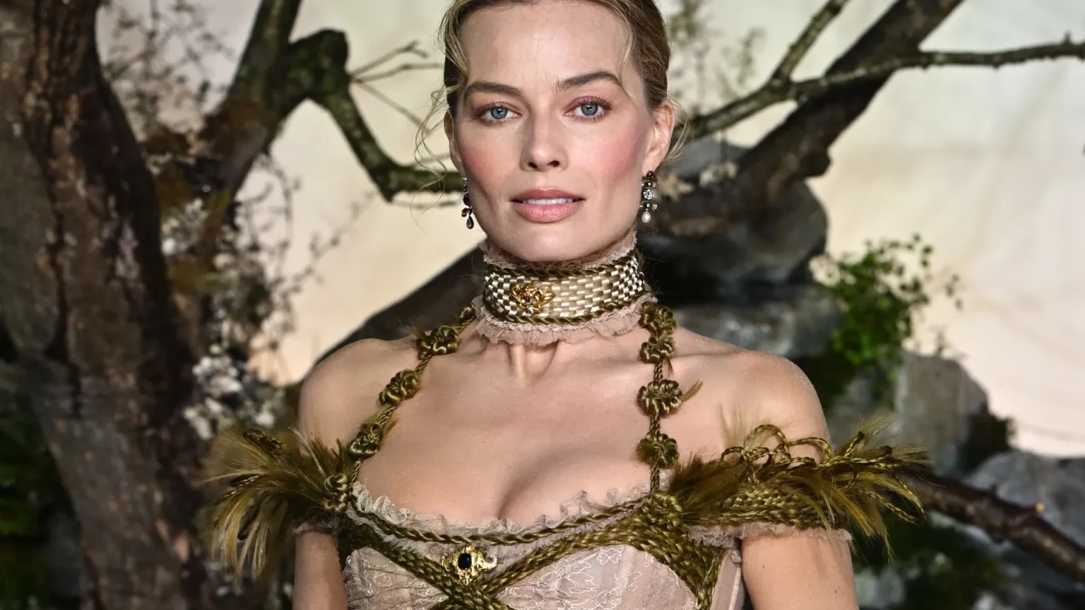 Margot Robbie volta a brilhar com “Wuthering Heights”, que alcança marco bilionário mundial