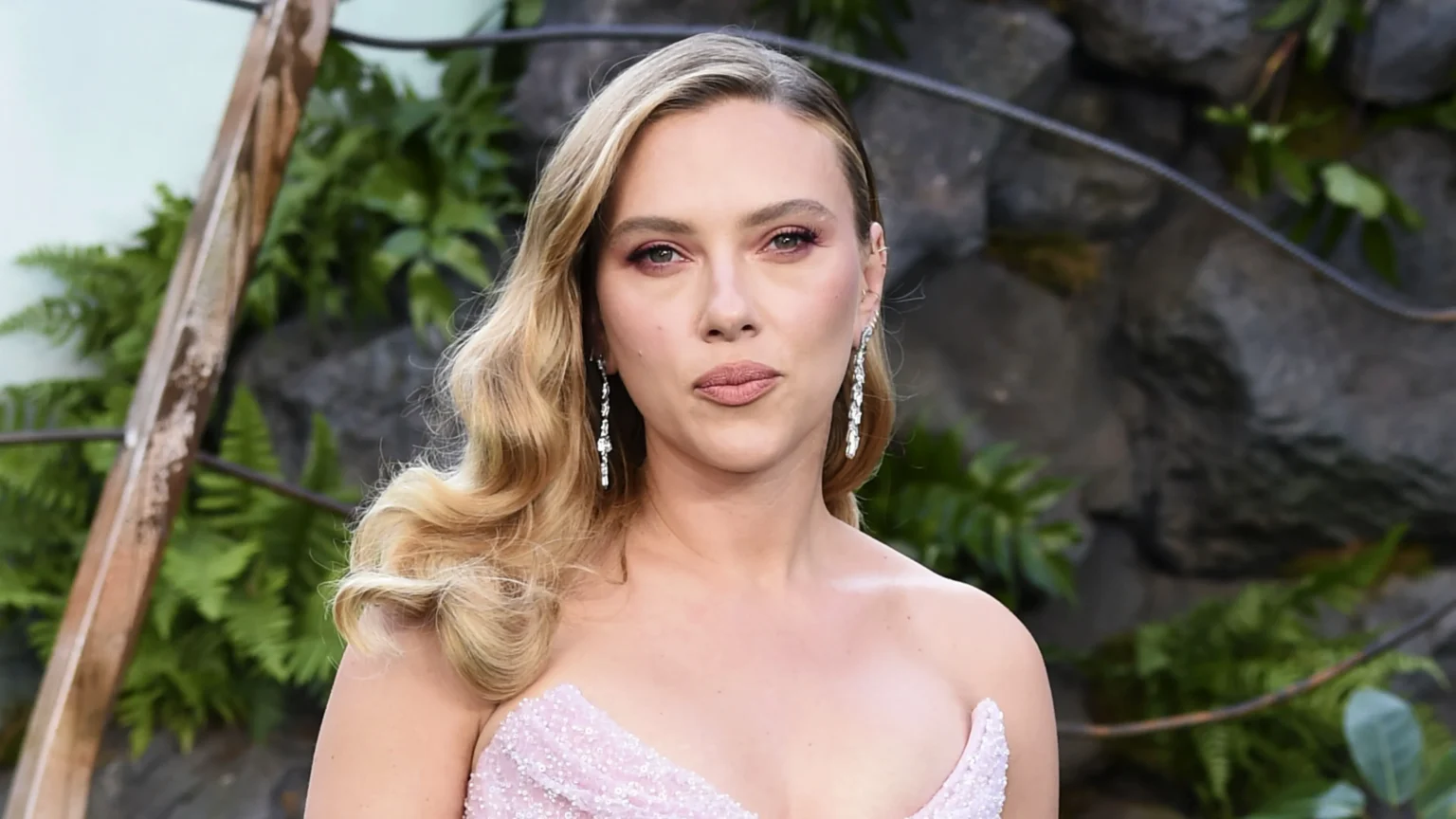 Scarlett Johansson brilha em Jurassic World Rebirth que estreia na Netflix, marcando nova fase da franquia