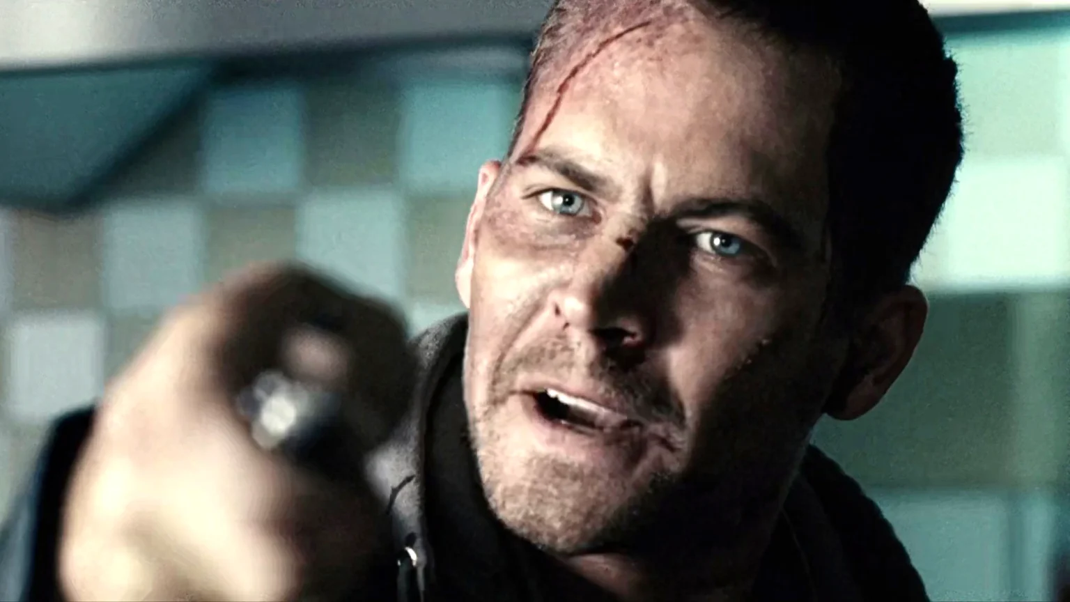 Paul Walker em Dois Filmes Muito Diferentes: Análise da Versatilidade e Direção em Running Scared e Eight Below