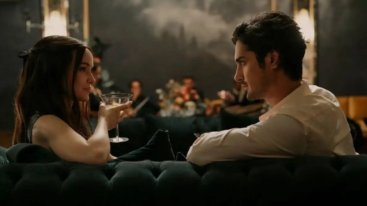 Dove Cameron e Avan Jogia em momento de intimidade e tensão no apartamento luxuoso da série 56 Dias Dove Cameron e Avan Jogia em momento de intimidade e tensão no apartamento luxuoso da série 56 Dias