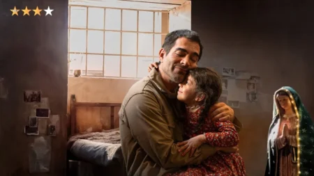 Omar Chaparro como Héctor, com olhar perdido e vulnerável, com a filha em prisão em A Cela dos Milagres