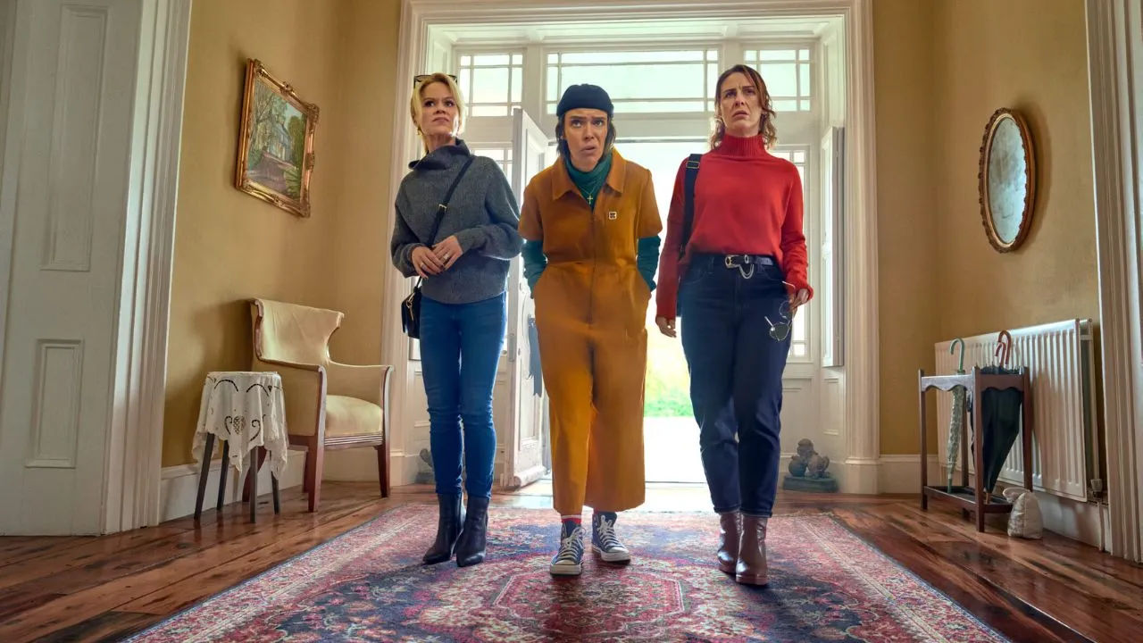 As atrizes Roisin Gallagher, Sinead Keenan e Caoilfhionn Dunne em cena de De Belfast ao Paraíso As atrizes Roisin Gallagher, Sinead Keenan e Caoilfhionn Dunne em cena de De Belfast ao Paraíso