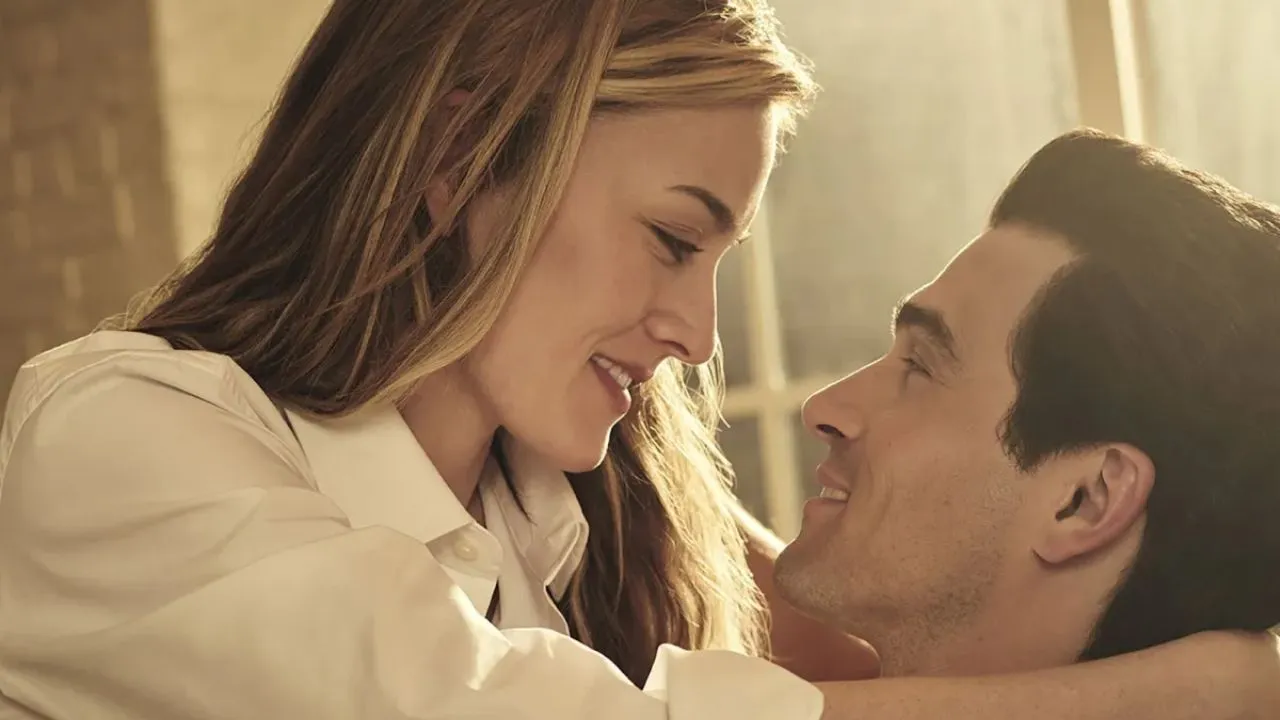 História de Amor: John F. Kennedy Jr. e Carolyn Bessette Sarah Pidgeon e Paul Anthony Kelly caracterizados como Carolyn Bessette e John F. Kennedy Jr. em cena de História de Amor: John F. Kennedy Jr. e Carolyn Bessette