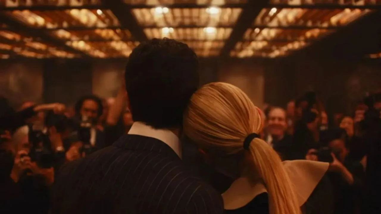 História de Amor: John F. Kennedy Jr. e Carolyn Bessette Sarah Pidgeon e Paul Anthony Kelly caracterizados como Carolyn Bessette e John F. Kennedy Jr. em cena de História de Amor: John F. Kennedy Jr. e Carolyn Bessette