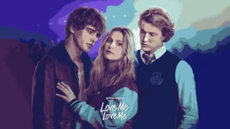 Love Me, Love Me: final explicado do filme Amor Demais e o que a escolha de June realmente significa Mia Jenkins e Pepe Barroso trocam olhares tensos em uma festa de luxo na Itália no filme Love Me, Love Me