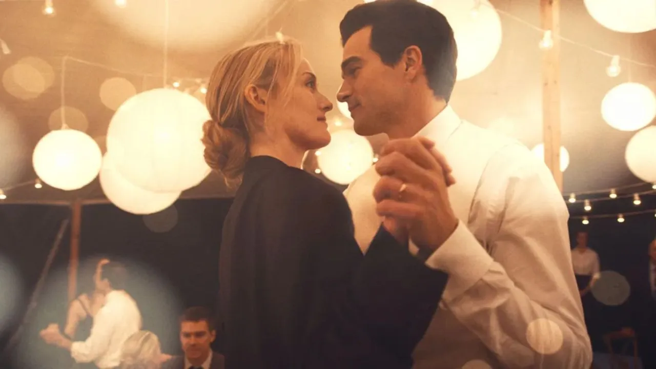 Paul Kelly e Sarah Pidgeon caracterizados como JFK Jr. e Carolyn Bessette na série Love Story Paul Kelly e Sarah Pidgeon caracterizados como JFK Jr. e Carolyn Bessette na série Love Story