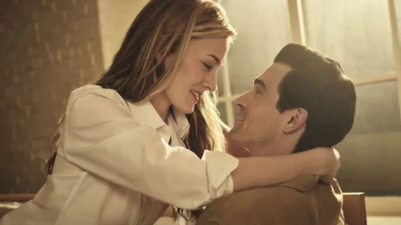 Crítica de Love Story: por que Sarah Pidgeon é a alma da série e como a série fisga até os mais céticos? Paul Kelly e Sarah Pidgeon caracterizados como JFK Jr. e Carolyn Bessette na série Love Story