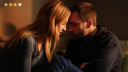 Casal se olhando apaixonadamente em Me Conte Mentiras