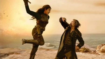 O final explicado de O Refúgio revela o preço emocional da vingança Priyanka Chopra Jonas com e Karl Urban com expressão feroz no filme O Refúgio