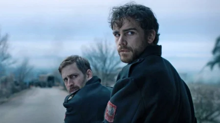 Final explicado de O Mundo Vai Tremer: o destino de Solomon e Michael Oliver Jackson-Cohen e Jeremy Neumark Jones exaustos e sujos lutando pela própria sobrevivência no drama histórico O Mundo Vai Tremer da Netflix