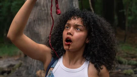 Whitney Peak em uma cena de suspense no filme Olho por Olho