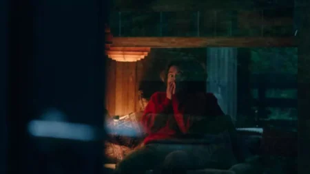 Tatiana Maslany com expressão de tensão e pânico no suspense psicológico Para Sempre Medo