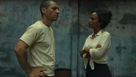 Naruna Costa em cena dramática do filme Salve Geral: Irmandade