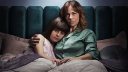 Klara Castanho com expressão assustada e muito exausta enquanto grava um vídeo no suspense nacional Salve Rosa da Netflix Brasil