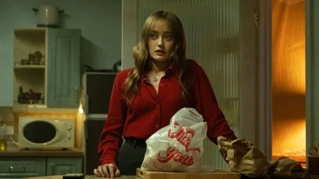 Sweetpea chega ao Prime Video com humor ácido e suspense e vai dominar seu final de semana Ella Purnell como Rhiannon Lewis em cena de Sweetpea, série britânica de suspense e humor ácido no Prime Video
