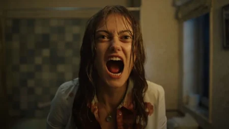 A vingança invisível: por que a série brutal “Sweetpea” vai dominar a sua mente hoje Ella Purnell como Rhiannon Lewis em cena de Sweetpea, série britânica de suspense e humor ácido no Prime Video