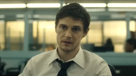 Cooper em sala, com expressão surepresa em The Beauty