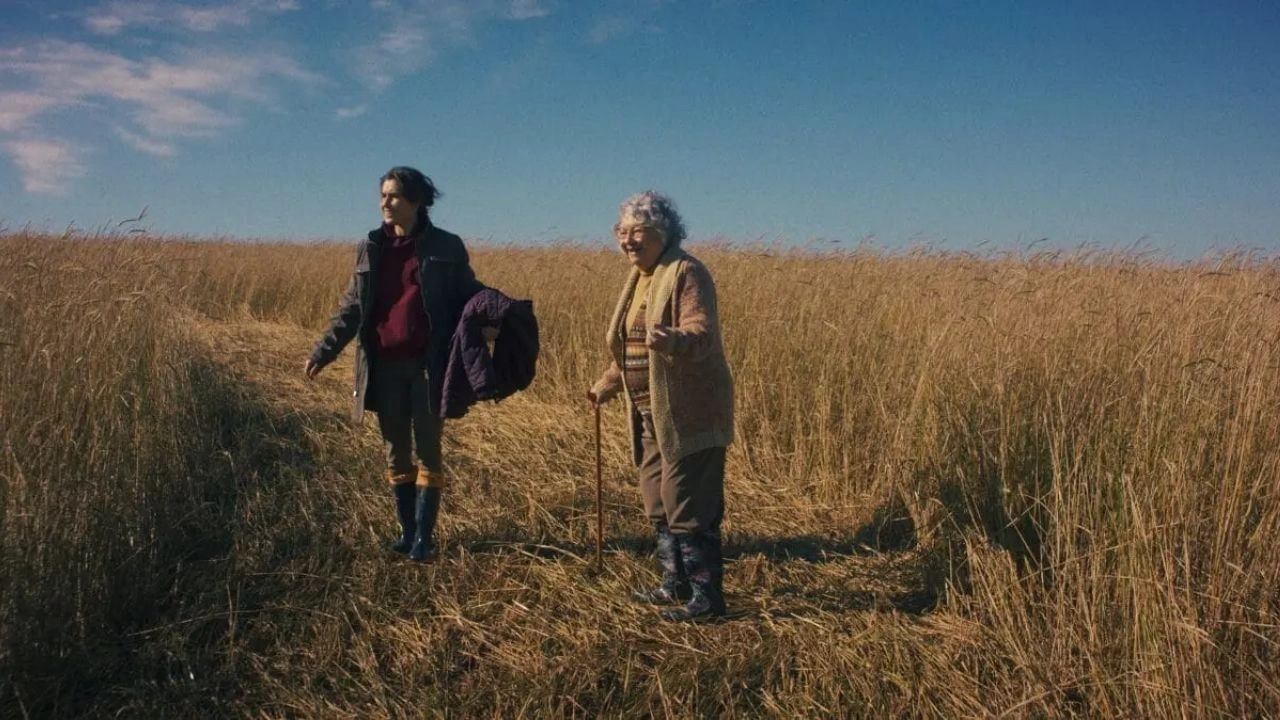 Margarida Baird e Alana Bortolini com expressões emocionadas no drama familiar brasileiro Um Dia Extraordinário Margarida Baird e Alana Bortolini com expressões emocionadas no drama familiar brasileiro Um Dia Extraordinário