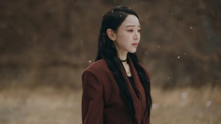 A Arte de Sarah vai ter 2ª temporada na Netflix? O que sabemos até agora Shin Hye-sun em cena como Sarah Kim com olhar triste