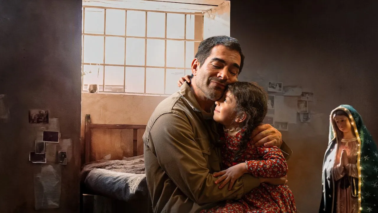 A Cela dos Milagres Héctor abraça Alma do lado de fora da prisão após ser libertado, com expressão emocionada e portões ao fundo em A Cela dos Milagres