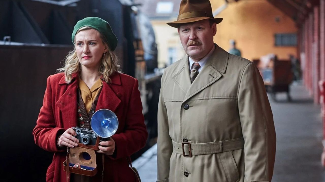 A Conexão Sueca Henrik Dorsin em cena de A Conexão Sueca, drama histórico sobre a Segunda Guerra na Netflix