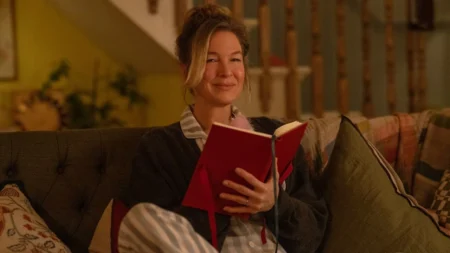 Renée Zellweger em cena de Bridget Jones: Louca Pelo Garoto, comédia romântica no Disney+