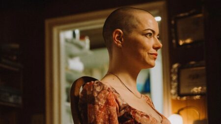 Final explicado de Bugonia e o que significa a história por trás da sátira Bugonia