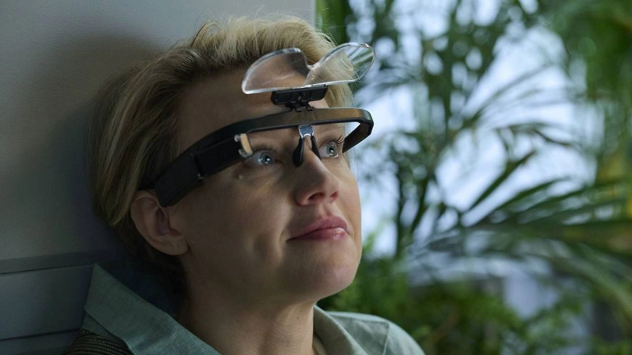 Protagonista de Em Um Piscar de Olhos olhando para o horizonte pensativa Protagonista de Em Um Piscar de Olhos olhando para o horizonte pensativa