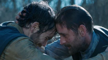 Oliver Jackson-Cohen e Jeremy Neumark Jones exaustos e sujos lutando pela própria sobrevivência no drama histórico O Mundo Vai Tremer da Netflix