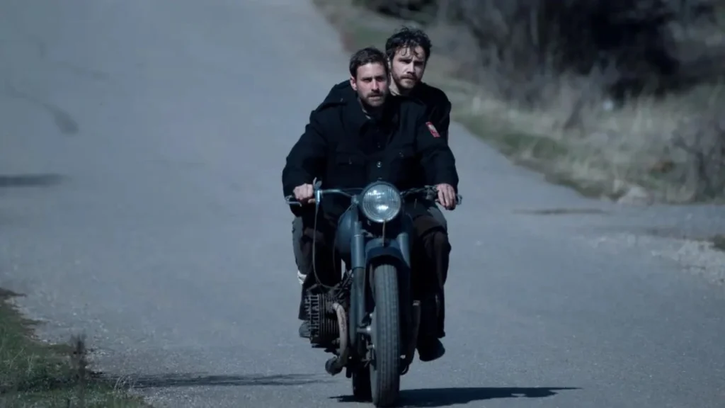 Oliver Jackson-Cohen e Jeremy Neumark Jones exaustos e sujos lutando pela própria sobrevivência no drama histórico O Mundo Vai Tremer da Netflix