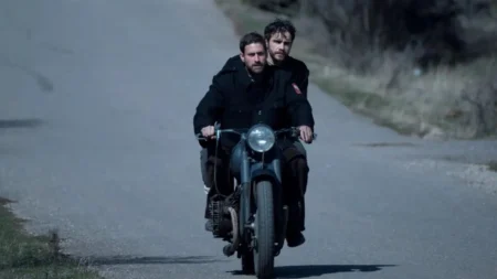 Oliver Jackson-Cohen e Jeremy Neumark Jones exaustos e sujos lutando pela própria sobrevivência no drama histórico O Mundo Vai Tremer da Netflix