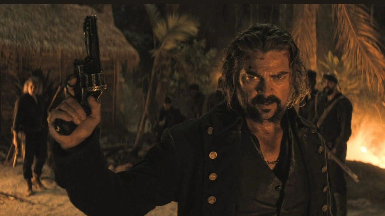 o refúgio Karl Urban em cena de O Refúgio (The Bluff), aventura de piratas no Prime Video"
