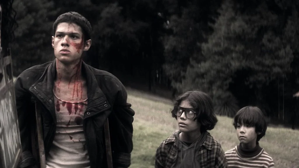 Carla Adell, Mateo Ortega Casillas e Leonardo Cervantes em cena de Párvulos: Filhos do Apocalipse, terror mexicano na HBO Max