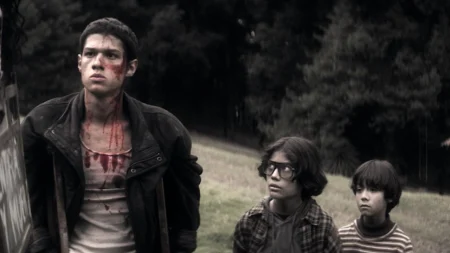 Carla Adell, Mateo Ortega Casillas e Leonardo Cervantes em cena de Párvulos: Filhos do Apocalipse, terror mexicano na HBO Max