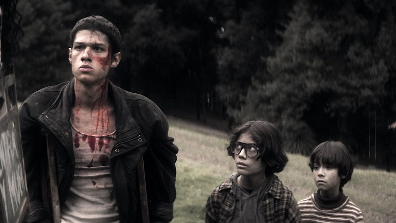 párvulos: filhos do apocalipse Carla Adell, Mateo Ortega Casillas e Leonardo Cervantes em cena de Párvulos: Filhos do Apocalipse, terror mexicano na HBO Max