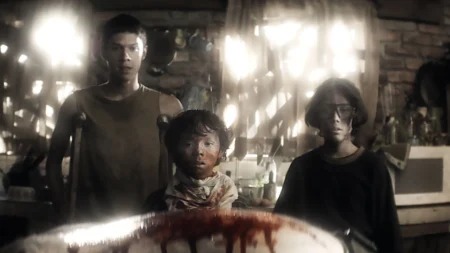 Carla Adell, Mateo Ortega Casillas e Leonardo Cervantes em cena de Párvulos: Filhos do Apocalipse, terror mexicano na HBO Max