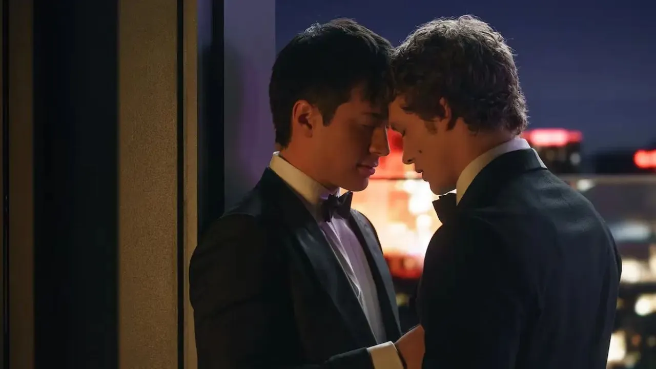 Rivalidade ardente Hudson Williams e Connor Storrie em cena de Rivalidade Ardente, drama romântico sobre hóquei na HBO Max