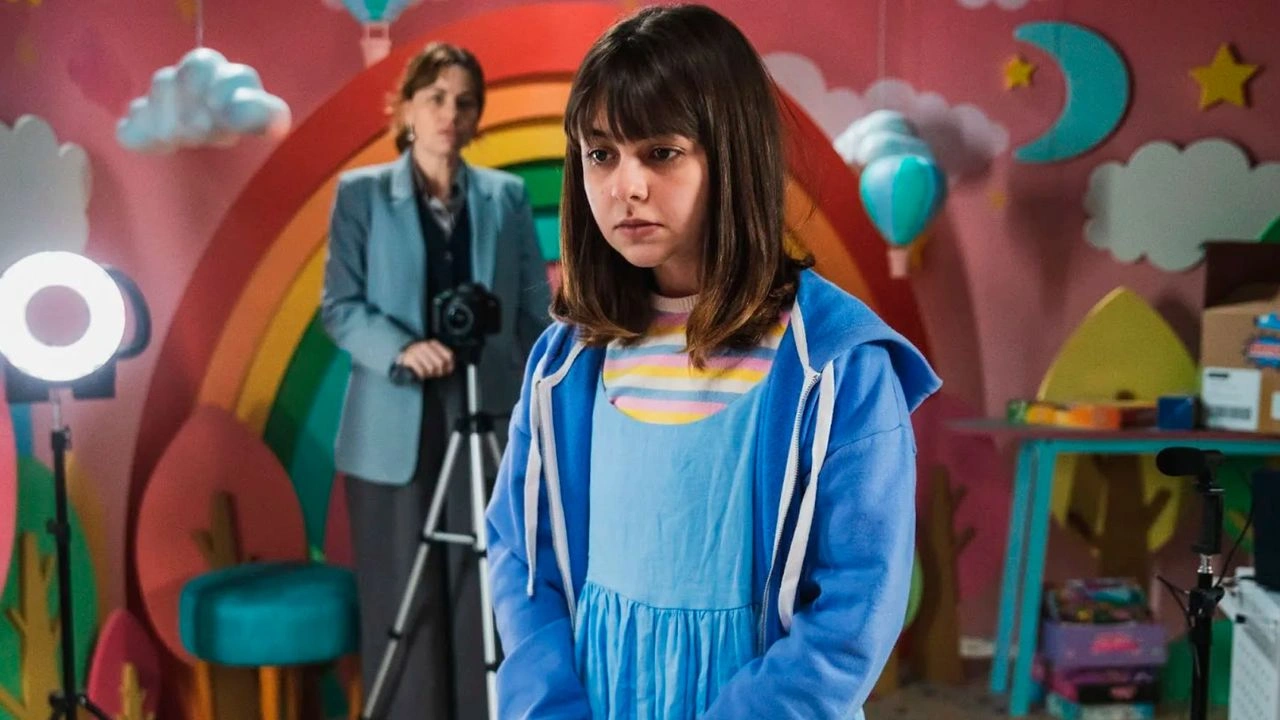 Salve Rosa Klara Castanho em cena de Salve Rosa, suspense brasileiro da Netflix sobre exposição infantil nas redes