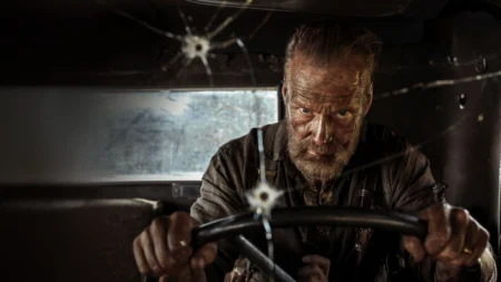 Jorma Tommila como Aatami em cena de Sisu: Estrada da Vingança, filme de ação na HBO Max