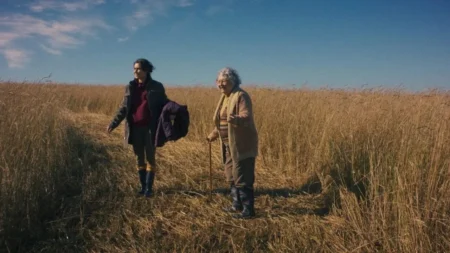 Drama catarinense chega ao Globoplay e usa um agroglifo para expor o que a família evitava dizer Margarida Baird e Alana Bortolini em cena de Um Dia Extraordinário, drama brasileiro disponível no Globoplay"