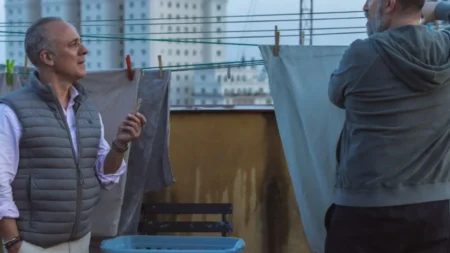 53 Domingos chega à Netflix com humor amargo, elenco forte e um drama familiar que incomoda mais pelo que evita dizer.