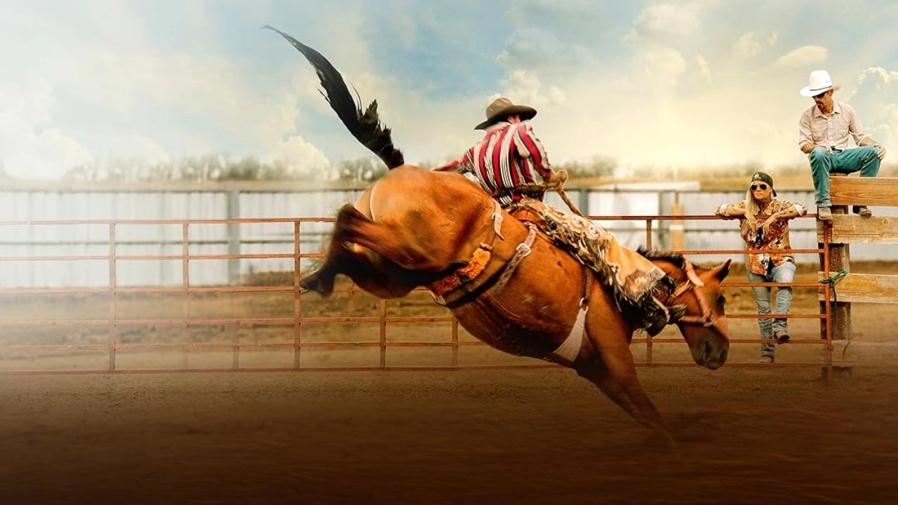 A Leste de Wall acompanha uma treinadora de cavalos que enfrenta o luto e dificuldades financeiras A Leste de Wall acompanha uma treinadora de cavalos que enfrenta o luto e dificuldades financeiras