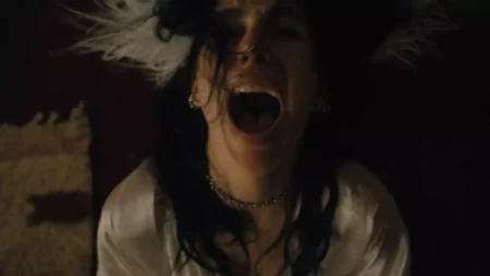 Nova minissérie com só 8 episódios da Netflix, troca sustos por paranoia e cria um terror psicológico que incomoda até o fim Algo Horrível Vai Acontecer estreia na Netflix com terror psicológico intenso, focado na paranoia e no medo de decisões irreversíveis.