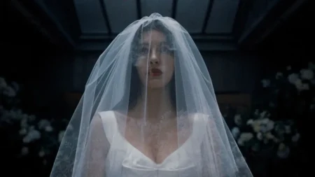 Algo Horrível Vai Acontecer final explicado: quem morre e o verdadeiro significado da maldição Algo Horrível Vai Acontecer estreia na Netflix com terror psicológico intenso, focado na paranoia e no medo de decisões irreversíveis.