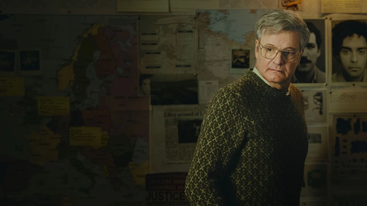 Lockerbie: Em Busca da Verdade Colin Firth em cena de Lockerbie: Em Busca da Verdade, minissérie dramática sobre a tragédia do voo 103 da Pan Am.