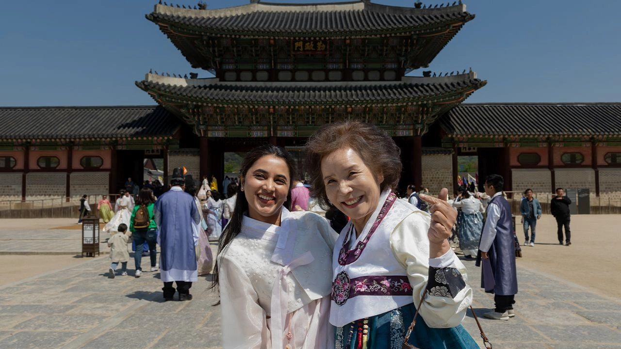 Madea in Korea Filme estrelado por Priyanka Arul Mohan leva personagem indiana a Seul e aposta em um encontro cultural entre cinema tâmil e drama coreano. Madea in Korea Filme estrelado por Priyanka Arul Mohan leva personagem indiana a Seul e aposta em um encontro cultural entre cinema tâmil e drama coreano.