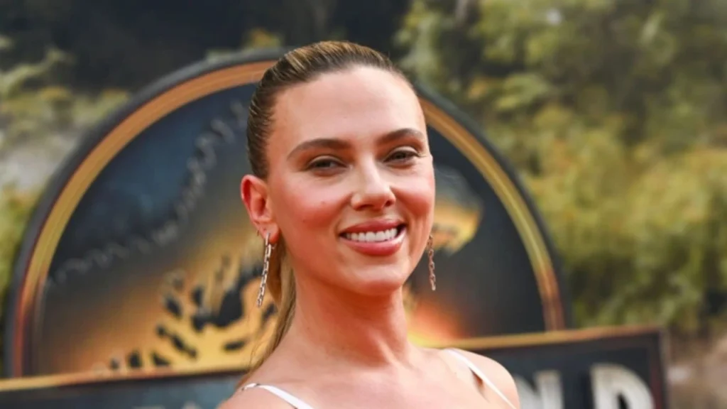 carlett Johansson aparece de pijama e armada nas primeiras fotos de O Exorcista