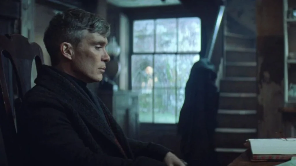 Cillian Murphy como Tommy Shelby em cena sombria de Peaky Blinders: O Homem Imortal, na Netflix.
