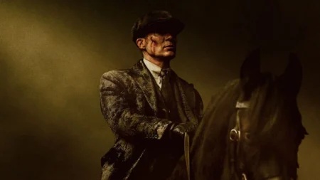 Precisa ver a série antes de Peaky Blinders: O Homem Imortal? Cillian Murphy como Tommy Shelby em cena sombria de Peaky Blinders: O Homem Imortal.